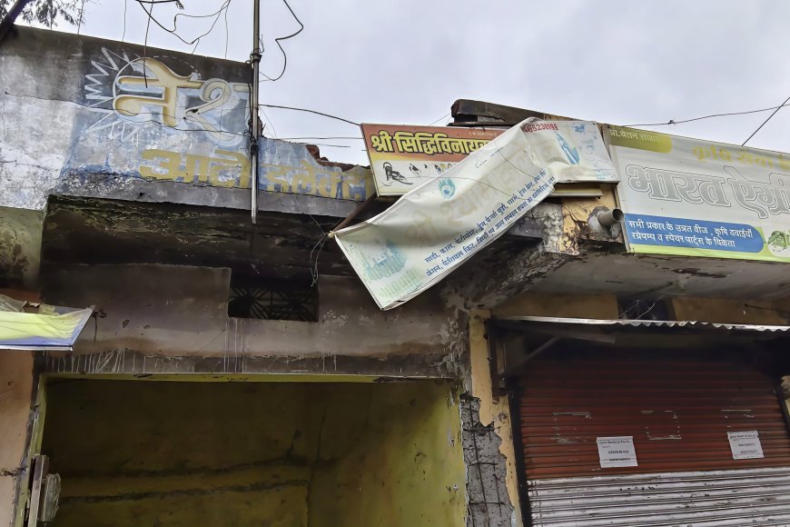 सैलाना : बस स्टैंड स्थित मौत के मुहाने पर 15 दुकानें : छज्जा गिरा : बड़ा हादसा टला : फिर भी कार्रवाई का इंतजार : प्रशासन अब भी बेखबर
