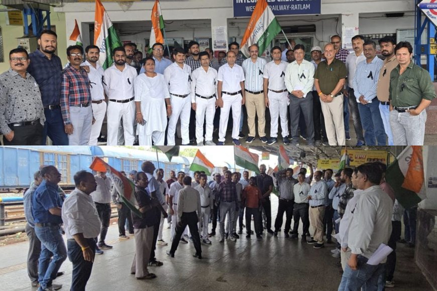 आगरा कैंट स्टेशन पर स्टेशन मास्टर से मारपीट के विरोध में रतलाम स्टेशन पर वेस्टर्न रेलवे मजदूर संघ का प्रदर्शन