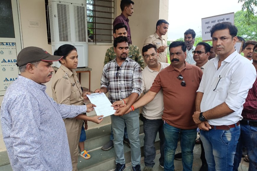 आलोट में पटवारी पर जानलेवा हमले के विरोध में पटवारी संघ का प्रदर्शन : हमलावरों पर कड़ी कार्रवाई की मांग : अनुविभागीय अधिकारी एवं एसडीओपी को सौंपा ज्ञापन