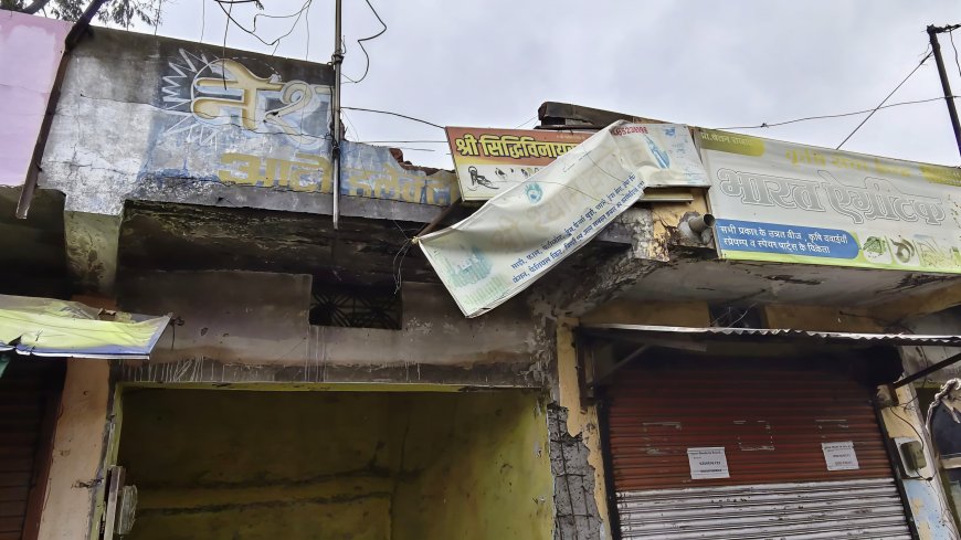 सैलाना : बस स्टैंड स्थित मौत के मुहाने पर 15 दुकानें : छज्जा गिरा : बड़ा हादसा टला : फिर भी कार्रवाई का इंतजार : प्रशासन अब भी बेखबर