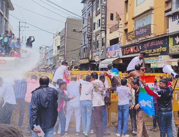 NSUI का शक्ति प्रदर्शन : विधायक निवास घेराव से पहले पुलिस ने रोका : वाटर कैनन चलाकर भीड़ को किया नियंत्रित