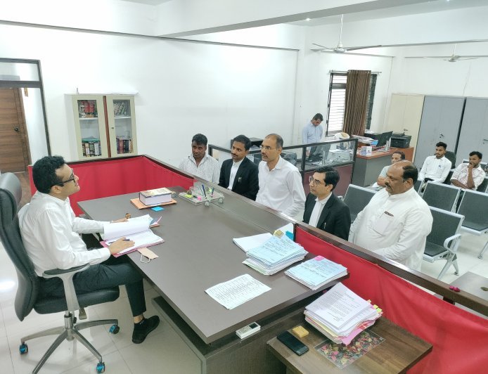 लंबित मामलों पर कलेक्टर की सख्ती : राजस्व, खनिज और फौजदारी प्रकरणों की होगी नियमित सुनवाई, लंबित प्रकरणों के जल्द निराकरण के निर्देश