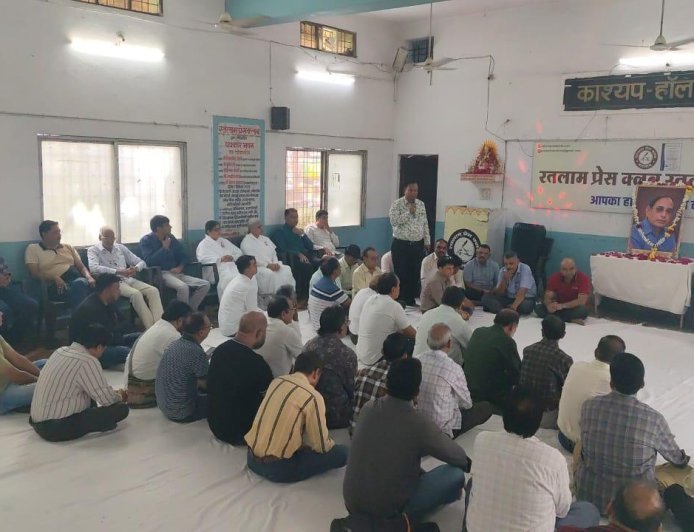 रतलाम के पत्रकार जगत ने श्रद्धांजलि सभा आयोजित कर वरिष्ठ पत्रकार शरद जोशी को दी श्रद्धांजलि : श्री जोशी स्मृति में प्रतिवर्ष “ साहसी पत्रकार” पुरस्कार