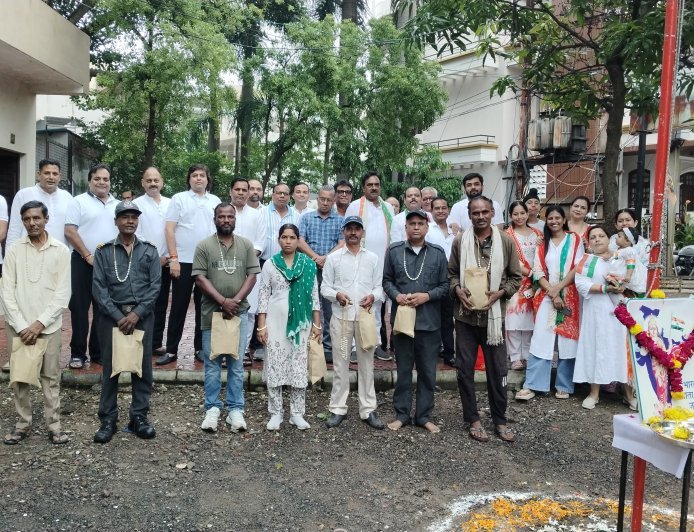 स्वतंत्रता दिवस पर गुलमोहर कॉलोनी में सफाई कर्मियों और गौ सेवा समिति का किया सम्मान