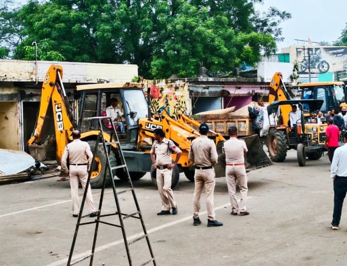 सैलाना बस स्टैंड के पुनर्निर्माण की राह खुली : हाईकोर्ट से नहीं मिली राहत : 15 जर्जर दुकानें जमींदोज