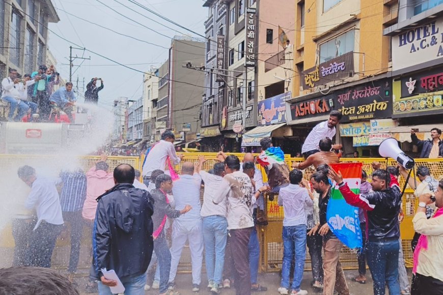 NSUI का शक्ति प्रदर्शन : विधायक निवास घेराव से पहले पुलिस ने रोका : वाटर कैनन चलाकर भीड़ को किया नियंत्रित