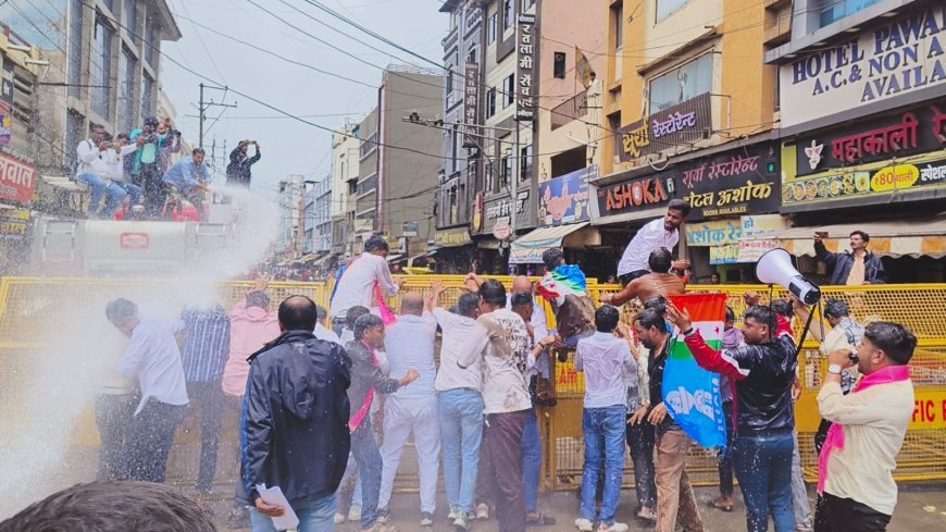 NSUI का शक्ति प्रदर्शन : विधायक निवास घेराव से पहले पुलिस ने रोका : वाटर कैनन चलाकर भीड़ को किया नियंत्रित