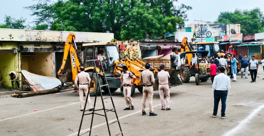 सैलाना बस स्टैंड के पुनर्निर्माण की राह खुली : हाईकोर्ट से नहीं मिली राहत : 15 जर्जर दुकानें जमींदोज