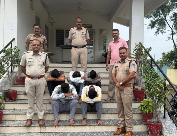 रतलाम पुलिस की नशे के खिलाफ कार्रवाई :100 ग्राम एमडी ड्रग्स के साथ पांच आरोपी गिरफ्तार, ईको कार भी जब्त