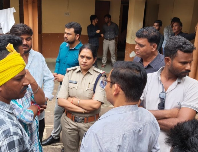 एकलव्य आदर्श आवासीय विद्यालय की छात्रा की संदिग्ध मौत : परीक्षा के दौरान नकल की पर्ची मिलने की बात आई सामने :पढ़ाई के दबाव की भी चर्चा; पुलिस जांच में जुटी