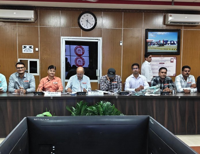 रेल कर्मचारियों के मुद्दों पर पीएनएम में बनी सहमति : जर्जर आवासों की मरम्मत को मिलेगी प्राथमिकता : रेलवे अस्पताल में कैजुअल्टी वार्ड एसी करने, लिफ्ट लगाने सहित 16 मांगों पर डीआरएम ने दिया आश्वासन