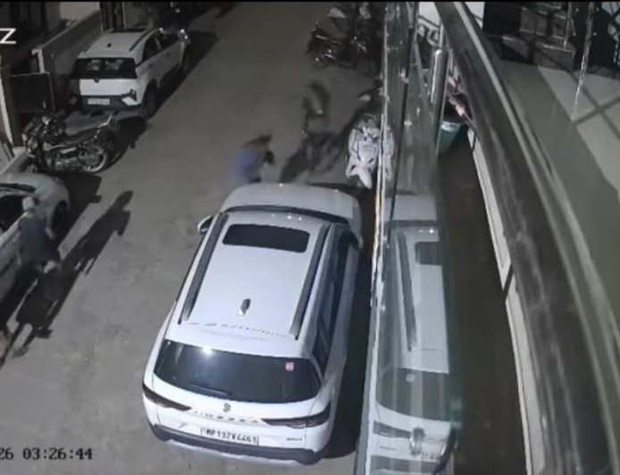 सायरन सुना तो भागे, पुलिस गई तो लौटकर कर डाली चोरी : राजबाग में बेखौफ बदमाशों की वारदात : सूने मकान को बनाया निशाना :सीसीटीवी में पूरी हलचल कैद