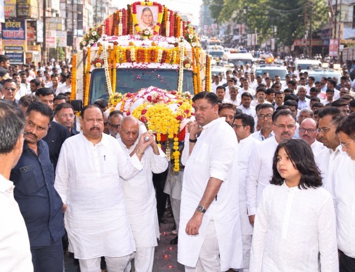 धर्मनिष्ठ और संस्कारों की मिसाल श्रीमती तेजकुंवर बाई काश्यप की पार्थिव देह पंचतत्व में विलीन : शहर ने दी भावभीनी श्रद्धांजलि