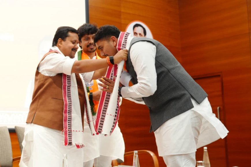 नवगठित भाजयुमो की पहली राष्ट्रीय कार्यकारिणी बैठक में शामिल हुए प्रदेश महामंत्री विप्लव जैन : भाजपा अध्यक्ष नितिन नबीन ने किया सम्मानित :   भाजयुमो अध्यक्ष श्याम टेलर रहे मौजूद