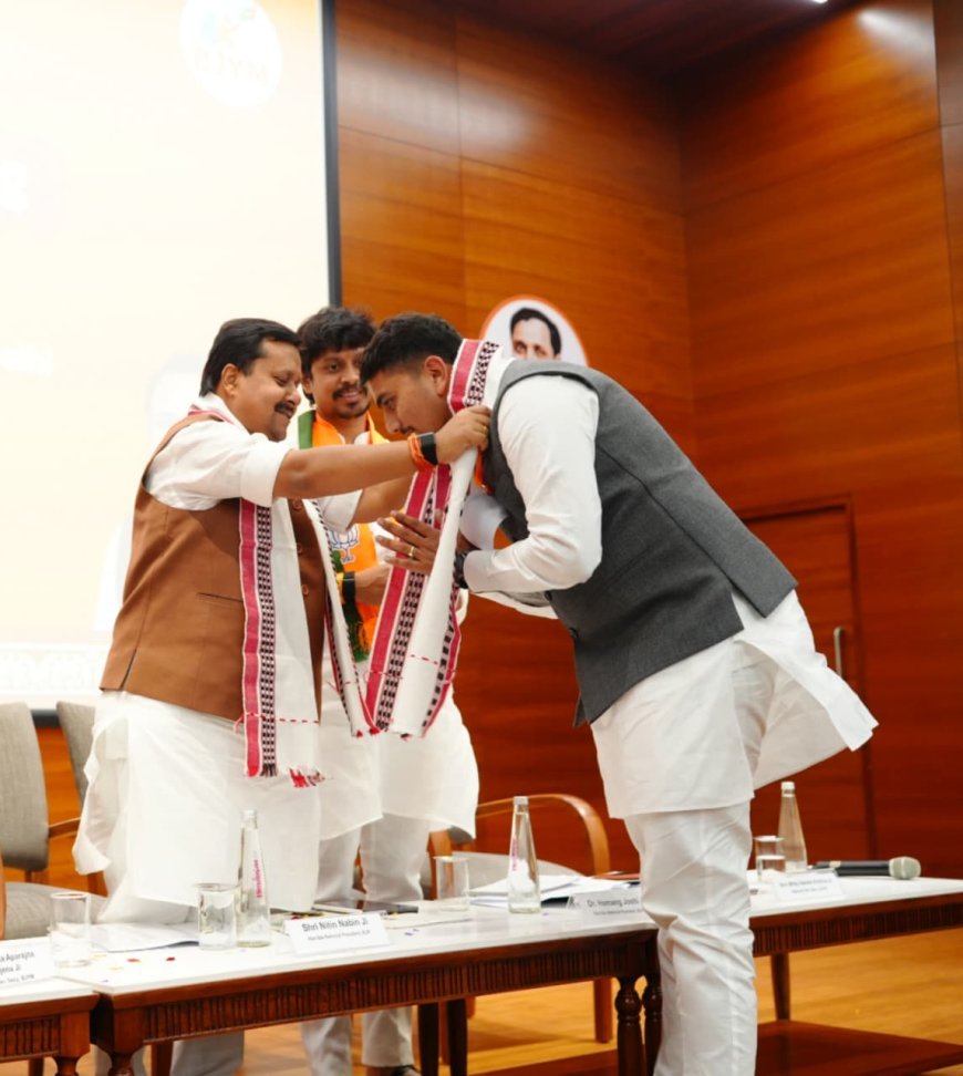 नवगठित भाजयुमो की पहली राष्ट्रीय कार्यकारिणी बैठक में शामिल हुए प्रदेश महामंत्री विप्लव जैन : भाजपा अध्यक्ष नितिन नबीन ने किया सम्मानित :   भाजयुमो अध्यक्ष श्याम टेलर रहे मौजूद
